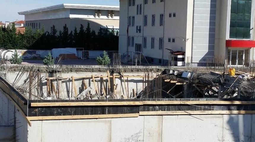 Öğretmenevi İnşaatında Beton Kalıplar Çöktü