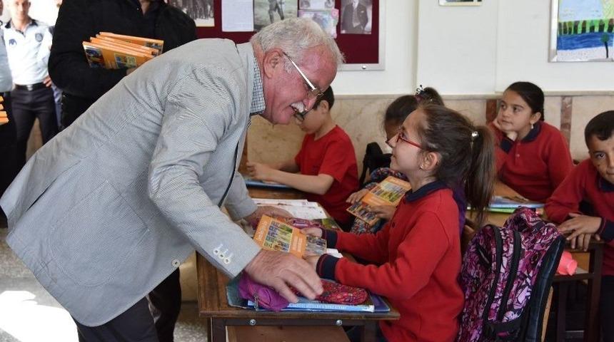 &Ccedil;evreci Başkan Şeng&ouml;l&rsquo;den &Ouml;ğrencilere &Ccedil;evreci Nesil Eğitim Seti