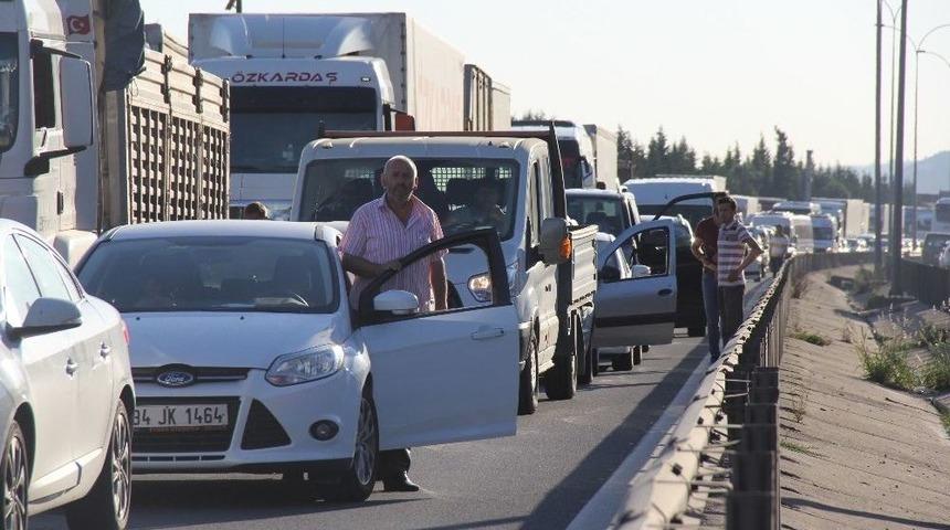 Tem&rsquo;de 5 Ara&ccedil; Birbirine Girdi, 10 Kilometre Kuyruk Oluştu