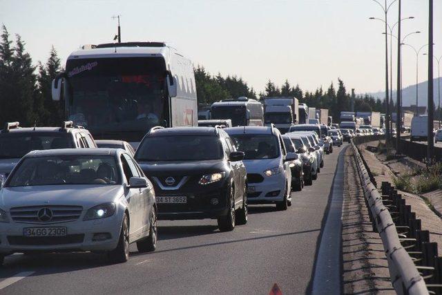 Tem’de 5 Araç Birbirine Girdi, 10 Kilometre Kuyruk Oluştu