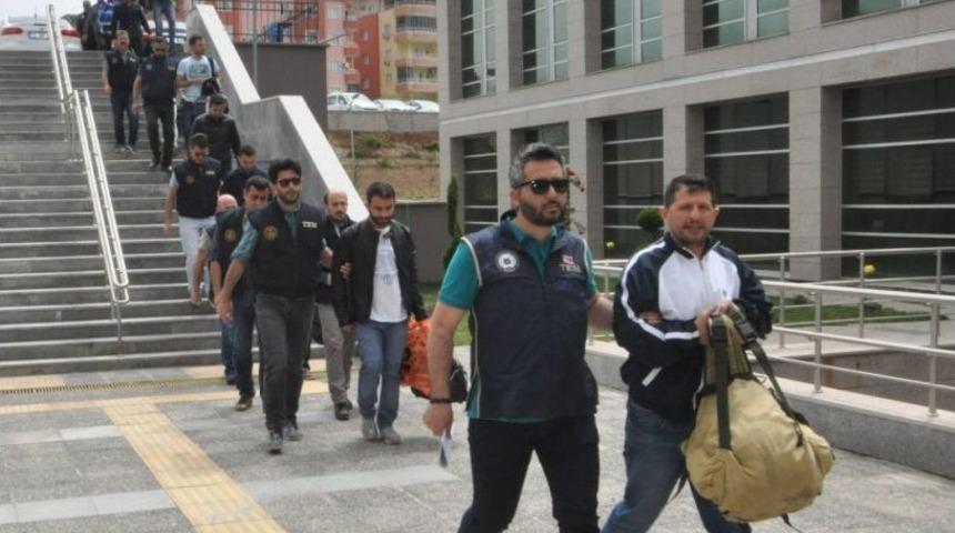 Fetö’den Gözaltına Alınan 20 Asker Adliyeye Sevk Edildi