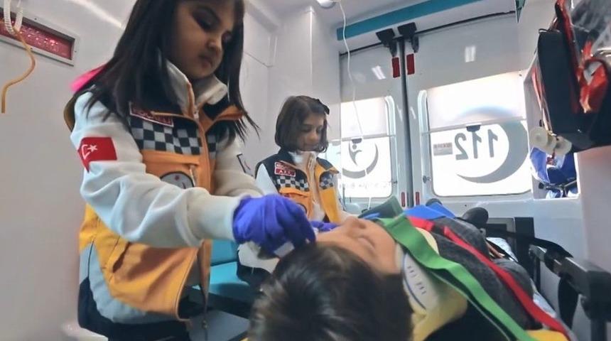 Oyunculuklarıyla Büyüklerine Taş Çıkaran Minik Sağlıkçılardan Büyüklerine Uyarı