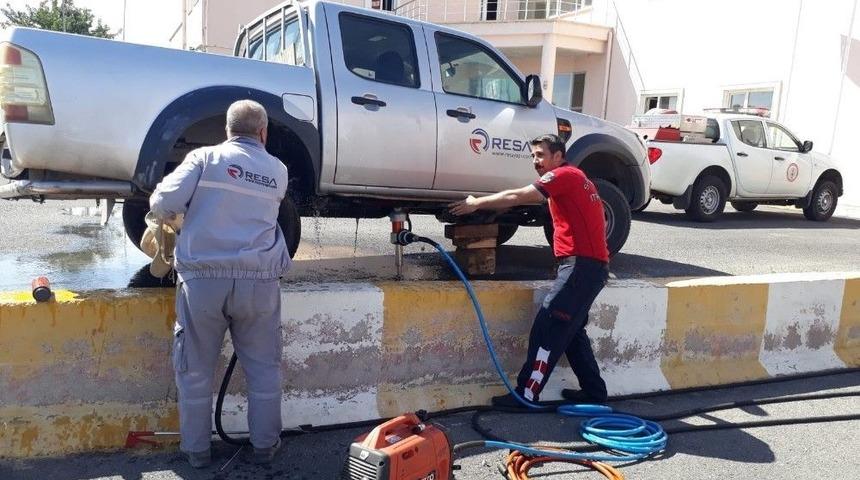 Ara&ccedil;ta Mahsur Kalan Kedi Kurtarıldı