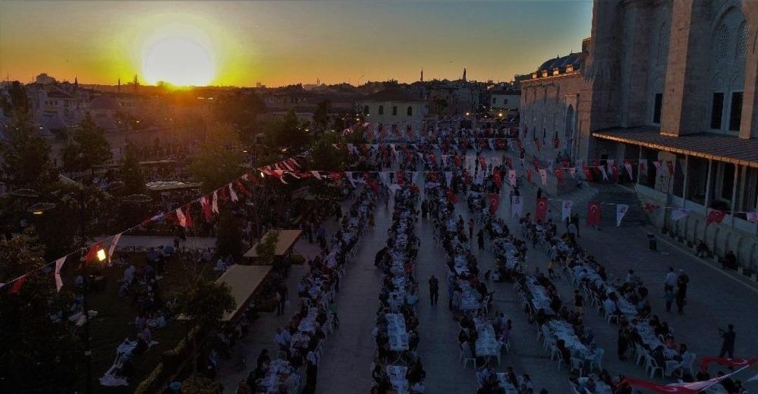 Fatih Camii Avlusundaki İftar Havadan G&ouml;r&uuml;nt&uuml;lendi