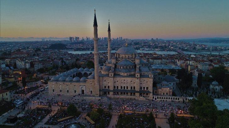 Fatih Camii Avlusundaki İftar Havadan Görüntülendi G5