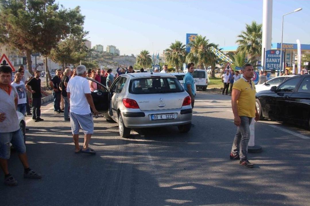 Kuşadası&rsquo;nda Otomobil Yayaya &Ccedil;arptı; 1 Yaralı