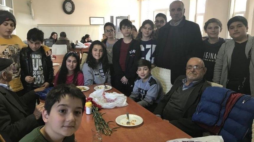 &Ouml;ğrenciler Huzurevi Sakinlerini Unutmadı