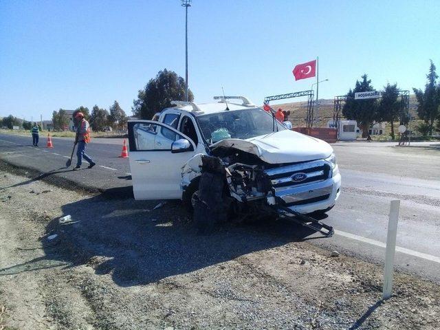 İzmir’de Otomobil İle Kamyonet Çarpıştı: 1 Ölü, 2 Yaralı