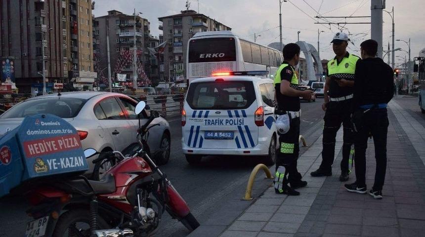 Motosiklet Yayaya Çarptı: 1 Yaralı