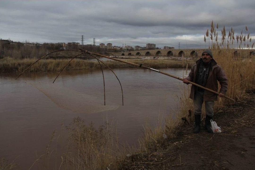 Sivas&rsquo;ta Soğuk Havada &rsquo;basma Tor&rsquo; İle Balık Avı