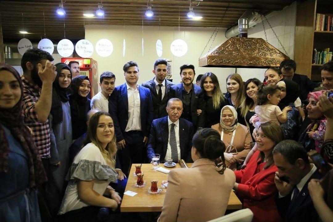 Cumhurbaşkanı Erdoğan&rsquo;dan &rsquo;kıraathane&rsquo; Ziyareti