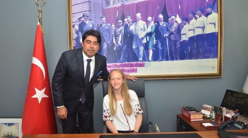 Fo&ccedil;a&rsquo;nın K&uuml;&ccedil;&uuml;k Başkanı Koltuğuna Oturdu