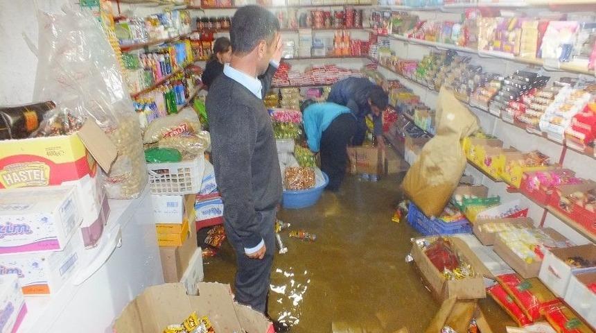 Malazgirt&rsquo;te İş Yerleri Sular Altında Kaldı