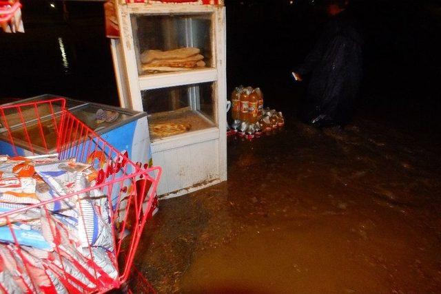 Malazgirt’te İş Yerleri Sular Altında Kaldı