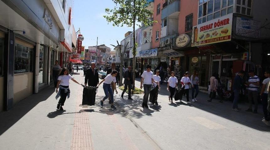 Batman Belediyesi Kent Temizliğinde &Ouml;ğrencilerle El Ele