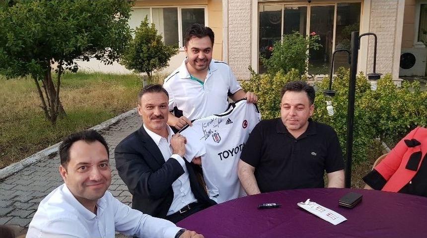 Ak Parti İzmir Milletvekili Adayı Milli Futbolcu Alpay &Ouml;zalan Tire&rsquo;de Vatandaşlarla Buluştu