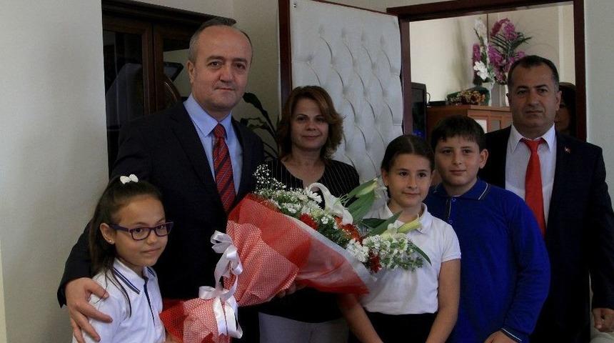 Minik Cumhuriyet Savcısı C&uuml;bbe Giyip Makam Koltuğuna Oturdu