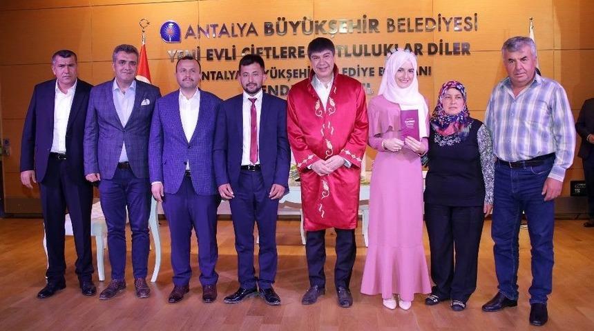 T&uuml;rel&rsquo;den, Nikahını Kıydığı Ak Partili Başkana " Balayınızı Uzatmayın Se&ccedil;im Var " Hatırlatması.