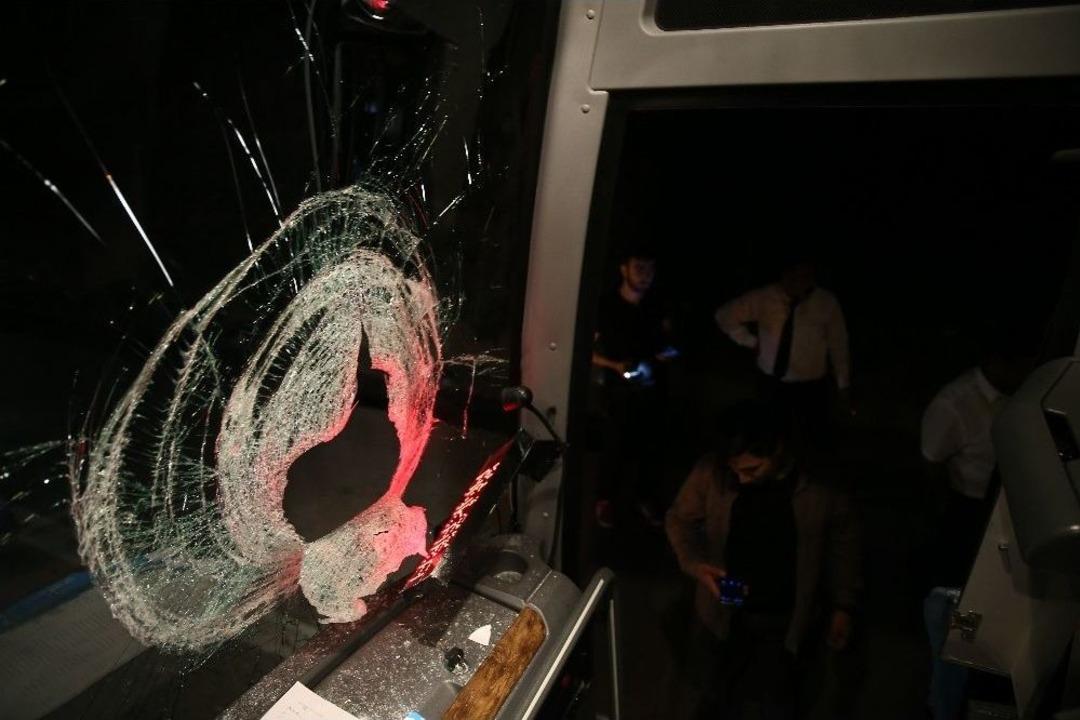 Yolcu Otob&uuml;s&uuml;ne Taşlı Saldırı