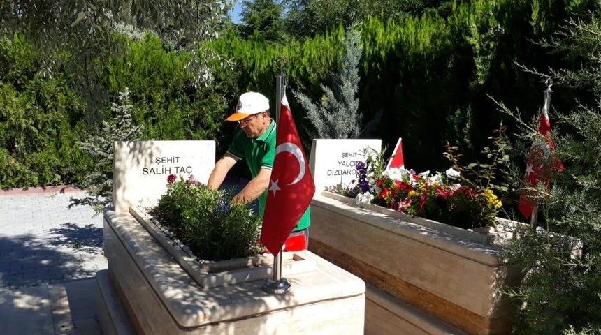 Gölbaşı Şehitliği Çiçeklerle Donatıldı