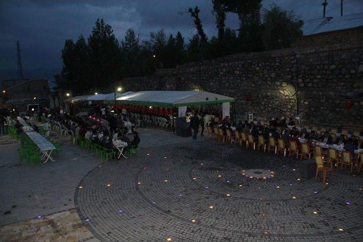 Başkale’de Vatandaşlar İftar Sofrasında Buluştu G4