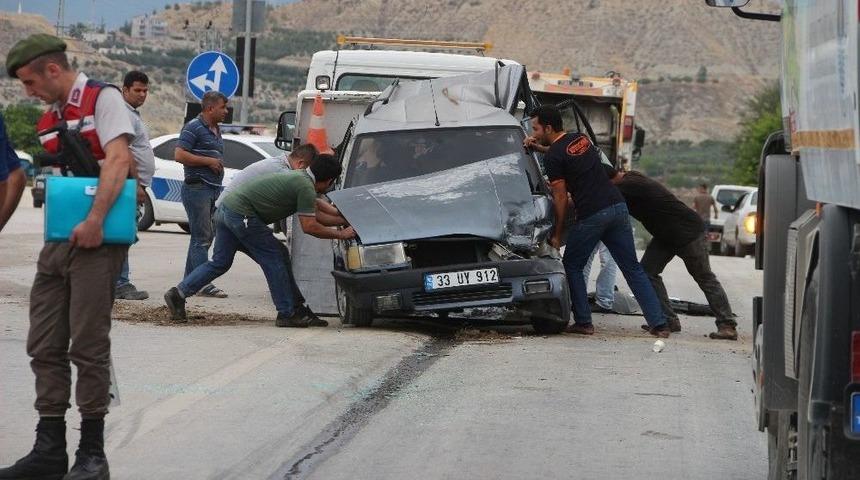 Otomobil, Kırmızı Işıkta Bekleyen Ara&ccedil;lara &Ccedil;arptı: 1 Yaralı
