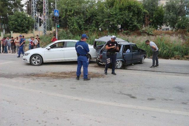 Otomobil, Kırmızı Işıkta Bekleyen Araçlara Çarptı: 1 Yaralı