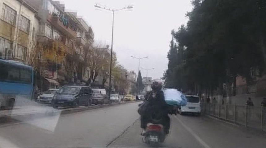 Kucakta Motosikletle Yolculuk