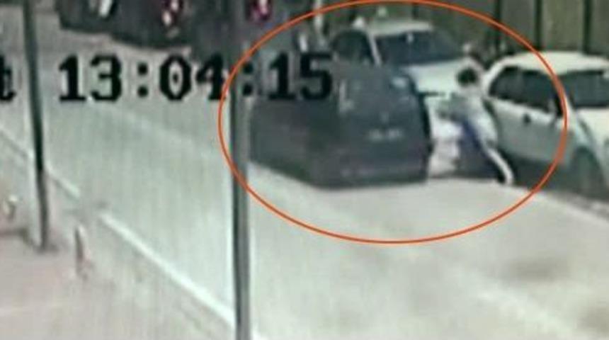 (&ouml;zel) Esenyurt&rsquo;ta Gen&ccedil; Kadının Yaralandığı Kapka&ccedil; Anları Kamerada