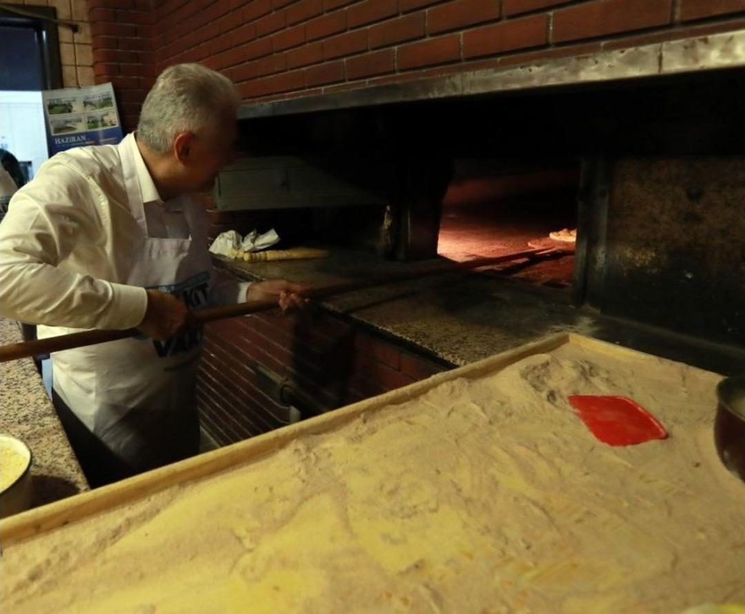 Başbakan Samsun&rsquo;da Fırına Pide S&uuml;rd&uuml;