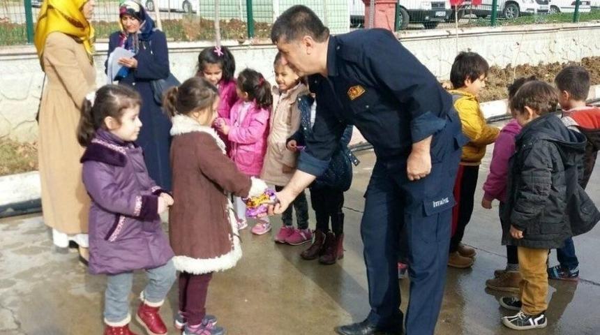 Anaokulu &Ouml;ğrencileri İtfaiyecilik Hakkında Bilgi Aldı