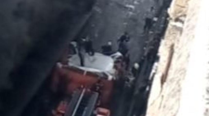 (&ouml;zel Haber) Vatandaşların Korkulu Bakışları Arasında Yanan Binadan Aşağıya Atladı