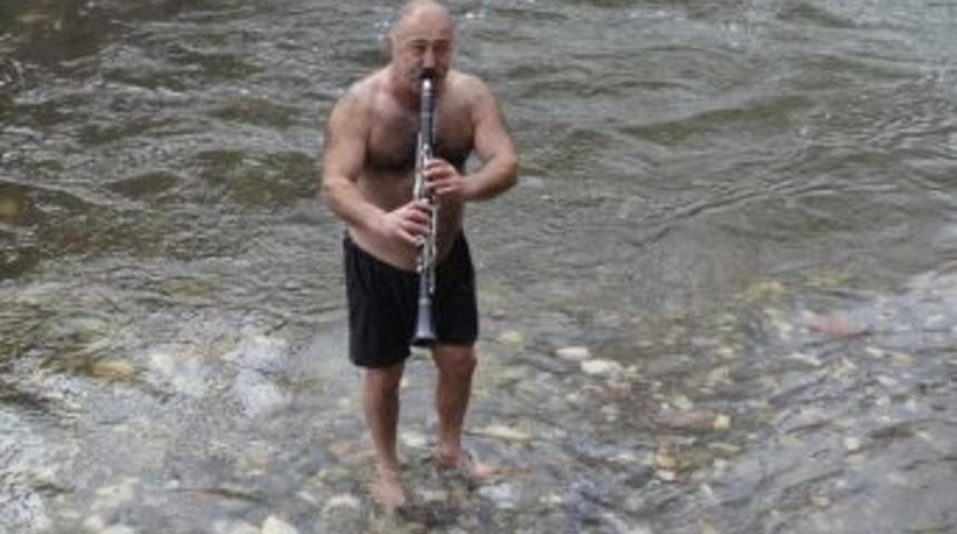 Buz Gibi Suya Girerek Klarnet &Ccedil;alıp T&uuml;rk&uuml; S&ouml;yl&uuml;yor