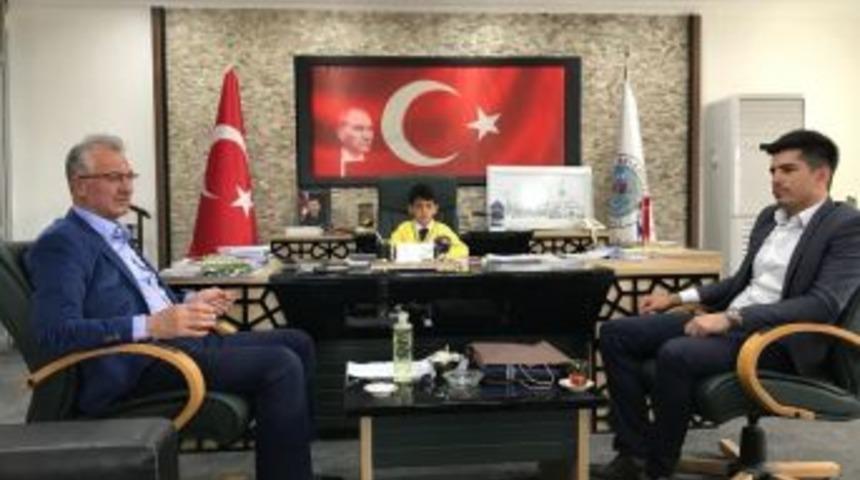 Makamına Oturup Başkana Talimat Verdi.