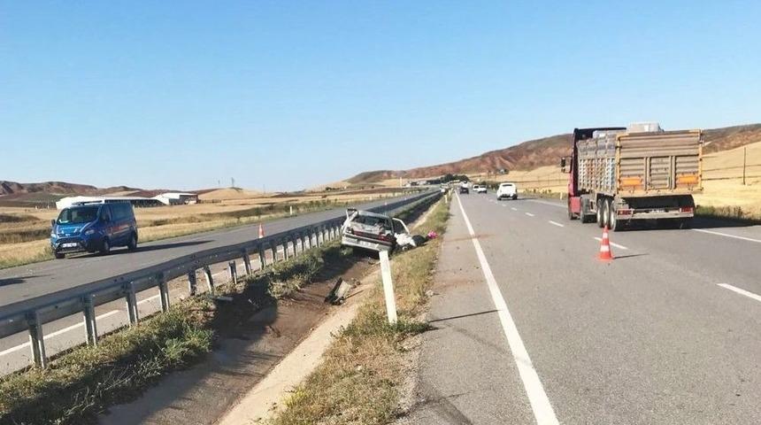 Otomobil Su Kanalına Devrildi : 3 Yaralı