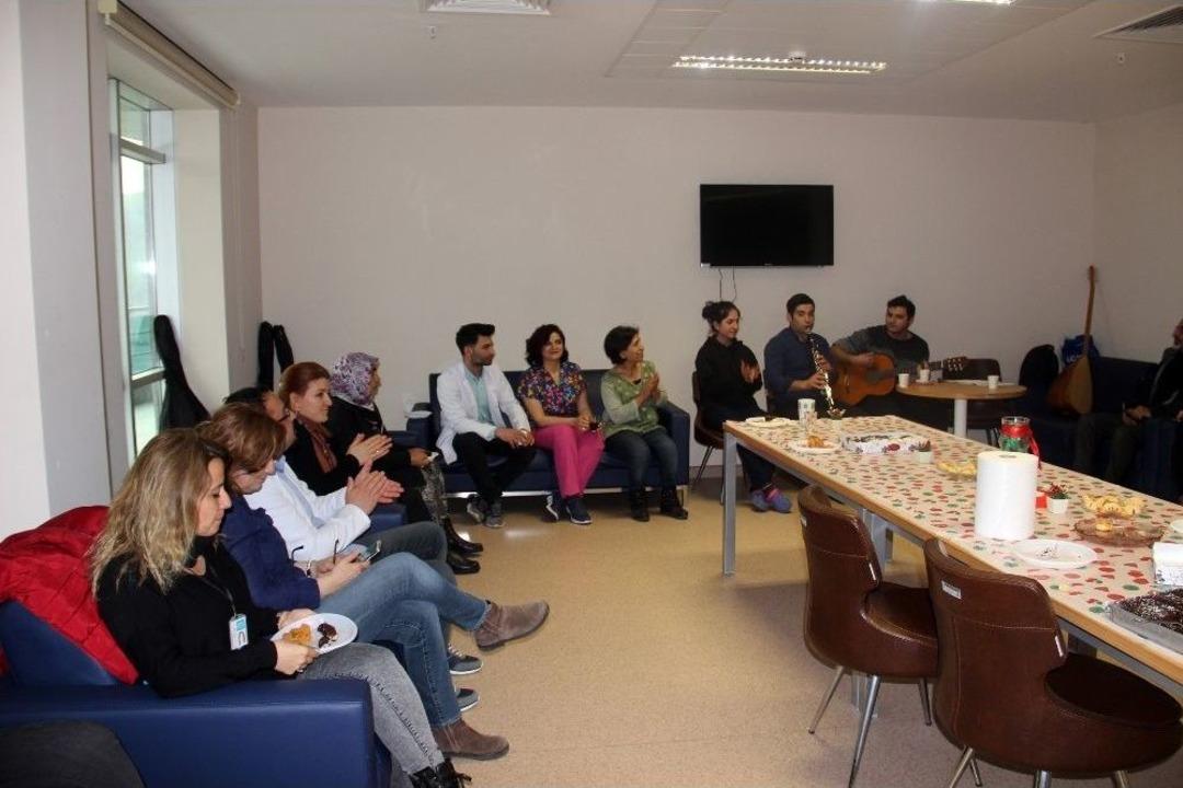 Hastalara Acılarını M&uuml;zikle Unutturuyor