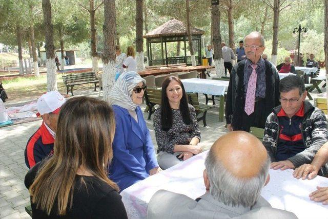 Beyhan Demirtaş, Huzurevi Ve Çocuk Evlerini Ziyaret Etti 1