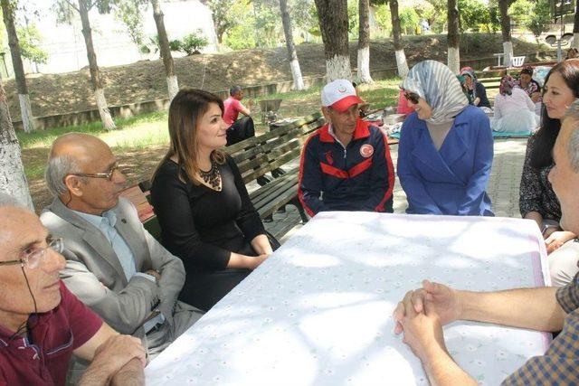 Beyhan Demirtaş, Huzurevi Ve Çocuk Evlerini Ziyaret Etti 3