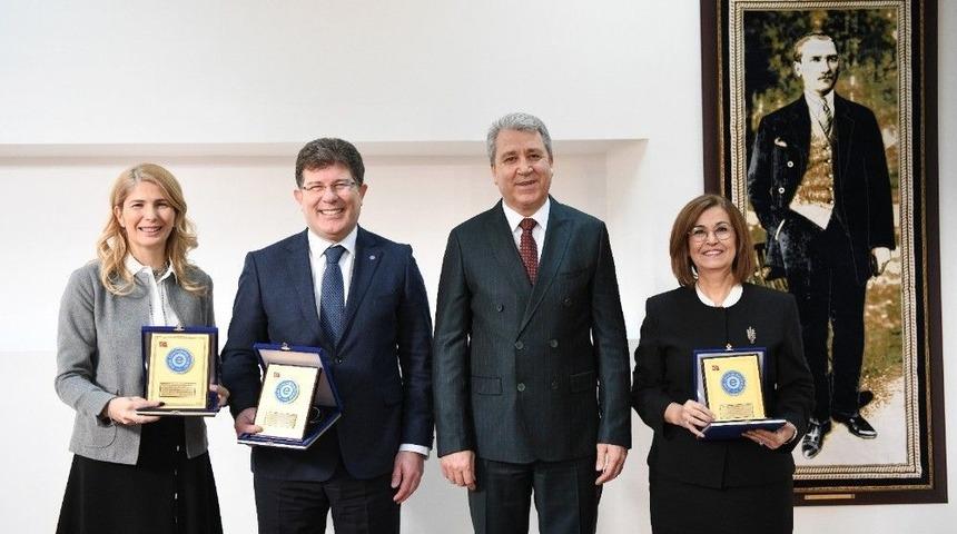 Ege&rsquo;de Rekt&ouml;r Yardımcıları T&ouml;renle Uğurlandı