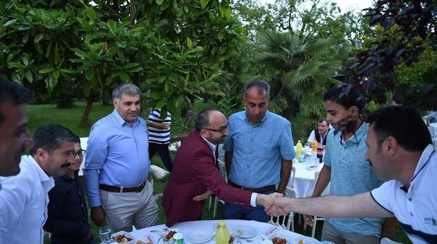 Başkan &Uuml;z&uuml;lmez Hayırsever İş Adamları İle İftarda Buluştu
