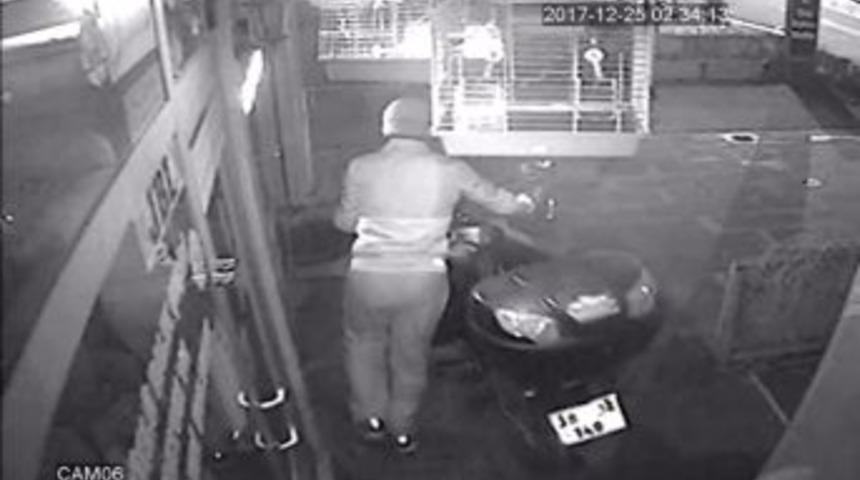 Motosiklet Hırsızının Rahatlığı G&uuml;venlik Kamerasında