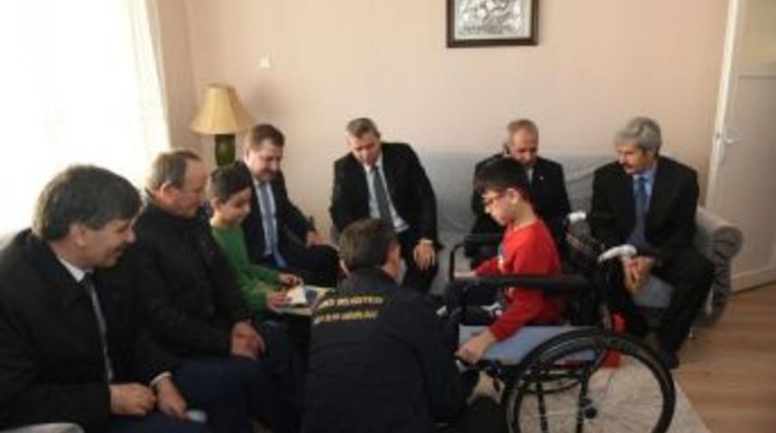 Belediyeden Engelli &Ouml;ğrenciye Tekerlekli Sandalye