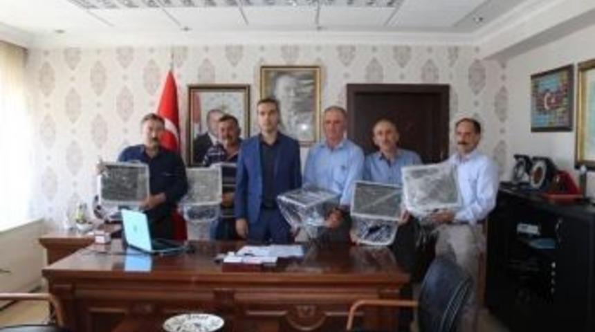 Emet Kaymakamlığı Bilgisayar Dağıttı