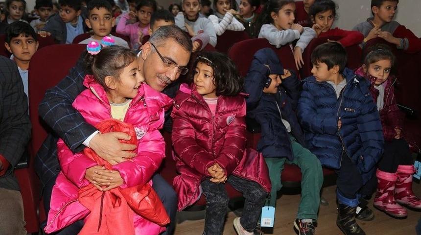 Y&uuml;reğir Belediyesi 2 Bin &Ouml;ğrenciye Mont Dağıttı