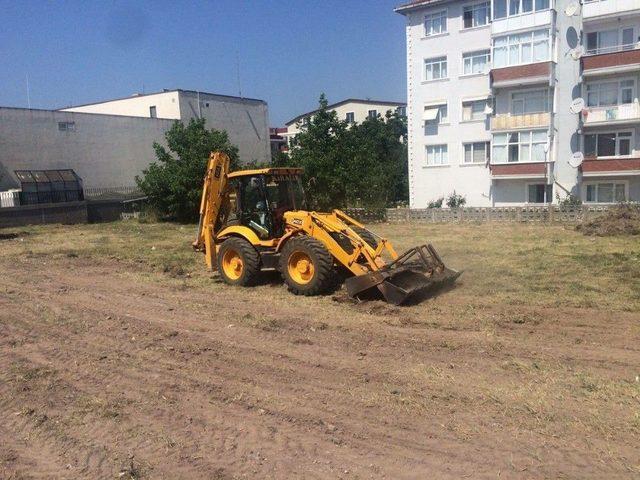 Körfez Belediyesi’nden Boş Arazilerde Çevre Düzenlemesi