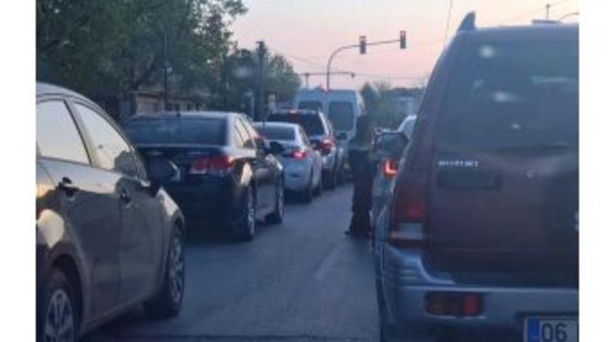 Trafik Işıklarındaki Dilenciler Tehlike Sa&ccedil;ıyor