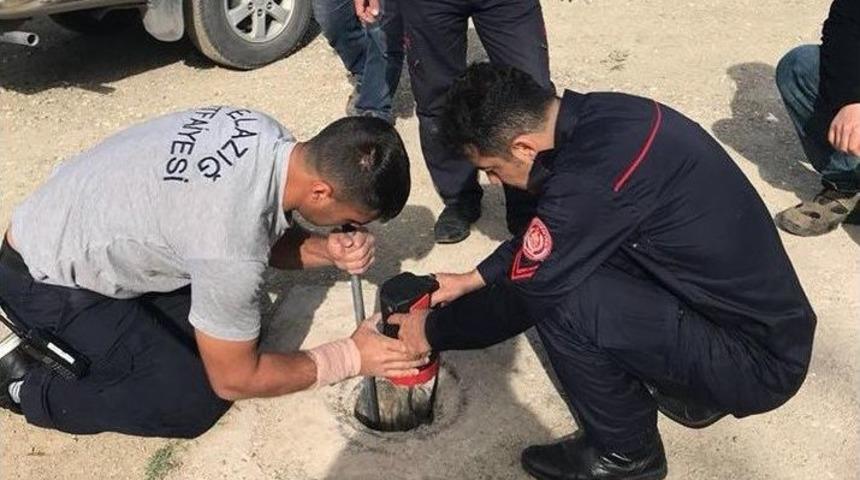 &Ccedil;ukura D&uuml;şen Yavru K&ouml;peği İtfaiye Kurtardı