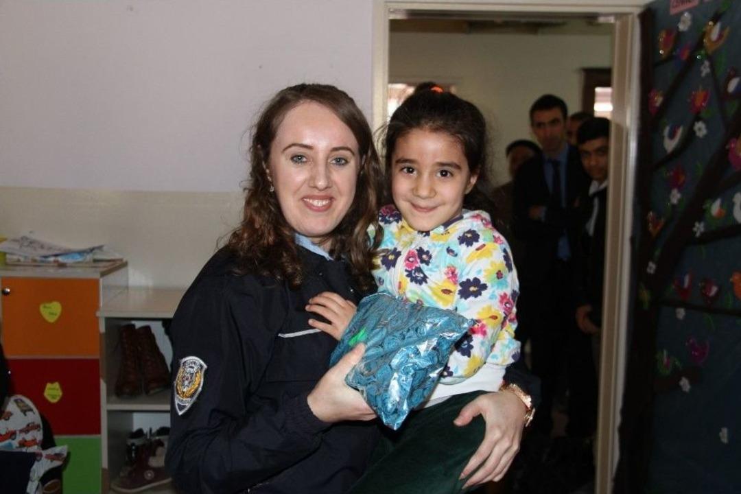 Şemdinli Polisi &Ouml;ğrencileri Sevindirdi