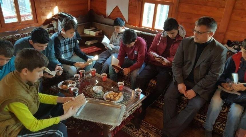 Fatsalı Gen&ccedil;ler Kitap Okuyor