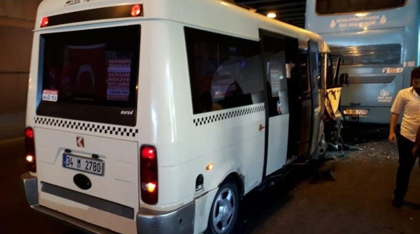 Fatih&rsquo;te Minib&uuml;s İle &Ouml;zel Halk Otob&uuml;s&uuml; &Ccedil;arpıştı: 10 Yaralı